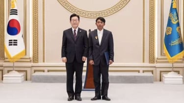 PMI Indonesia, Sugianto (Kanan) Terima Penghargaan dari Presiden Korsel 