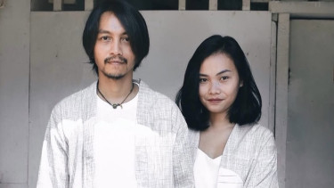 Fiersa Besari dan istri.