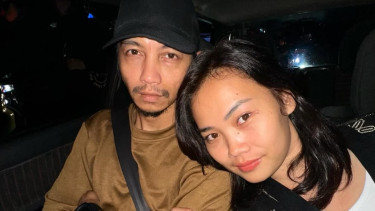 Fiersa Besari dan istri.