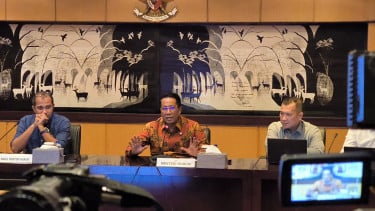 Menteri Hukum Supratman Andi Agtas (tengah) di Kantor Kementerian Hukum 