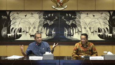 Wakil Menteri Hukum, Edward Omar Sharif Hiariej atau Eddy Hiariej (kiri)