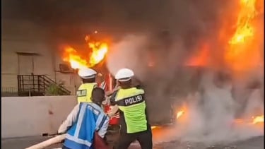 Bus peziarah kebakaran di Tol Japek