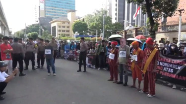 Mahasiswa dan pemuda Toraja menggelar aksi unjuk rasa di Mabes Polri