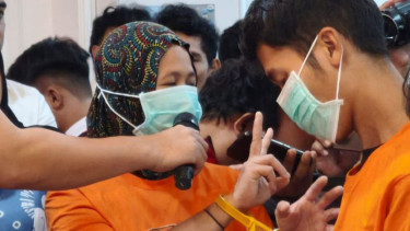 Kedua pasangan suami istri, Sk (kanan) dan Sm (kiri) jadi tersangka penganiayaan dan pemerkosaan wanita di Makassar.