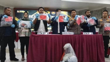 Barang bukti kasus pembunuhan anak dewan pakar PKS di Kota Cilegon