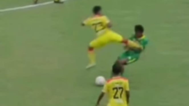 Aksi Keji Pemain Putra Jaya Pasuruan, Hilmi Gimnastiar tendang dada lawan