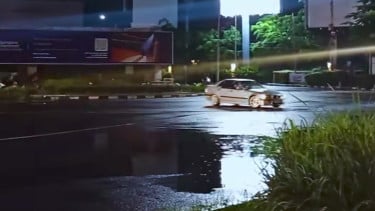 Mobil drift di jalan raya kawasan Pondok Indah
