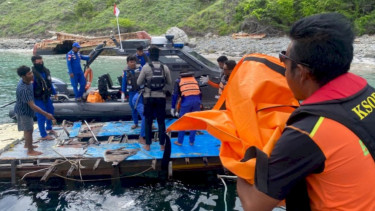 Tim SAR gabungan evakuasi mayat dari bangkai KM Putri Sakinah