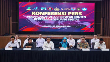 Jubir Densus 88 Antiteror Polri, Kombes Pol Mayndra Eka Wardhana (kiri)