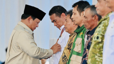 Presiden RI Prabowo menganugerahkan tanda kehormatan ke Mentan Amran Sulaiman 