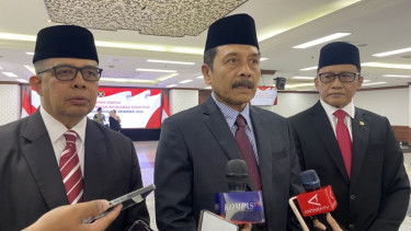 Ketua MKMK I, Dewa Gede Palguna (tengah)