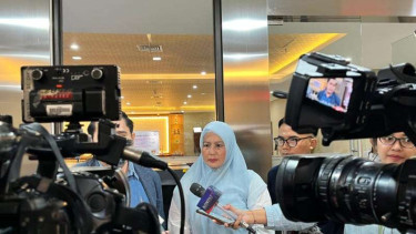Wagub Babel Hellyana (tengah)