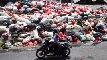 Tumpukan Sampah di Jalan Cimanggis, Tangerang Selatan