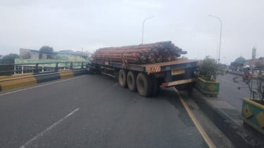 Truk tronton pengangkut besi kecelakaan di Flyover Ciputat