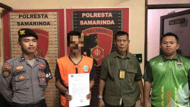 Aktor utama kasus penambangan batubara ilegal, MH (kedua kiri)