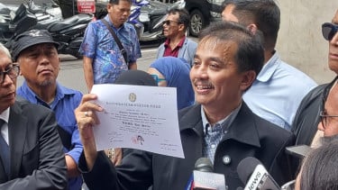 Pakar telematika Roy suryo (tengah)