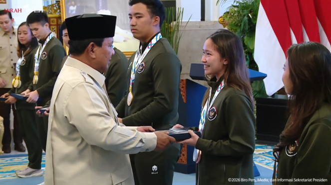 Presiden RI Prabowo Subianto memberikan bonus ke atlet Sea Games 2025