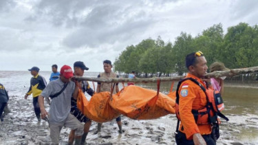 Tim SAR  membawa jasad ABK yang dilaporkan hilang di Perairan Bengkalis, Riau