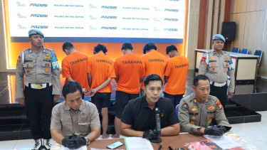 Kasat Reskrim Polres Metro Depok, Kompol Made Gede Oka Utama (tengah)