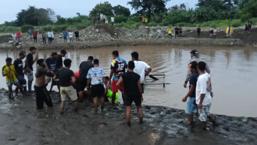 Warga mengevakuasi pelajar korban buaya di Sungai Letahu, Maluku