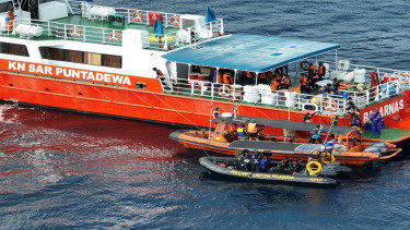Tim SAR melakukan pencarian korban kapal tenggelam Putri Sakinah di Labuan Bajo