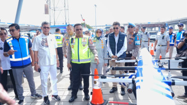 Kakorlantas Polri Irjen Agus Suryonugroho (tengah)