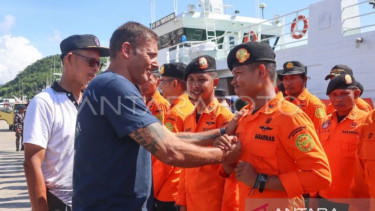 Keluarga korban kecelakaan kapal KM Putri Sakinah bersalaman dengan tim SAR