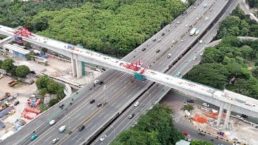 Perlintasan jalur layang LRT Jakarta Fase 1B.