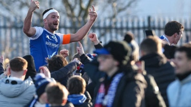 Pemain Macclesfield Town diarak suporter usai kalahkan Crystal Palace