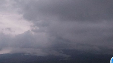 Gunung Semeru tertutup kabut yang terpantau dari Pos Pengamatan Gunung Semeru