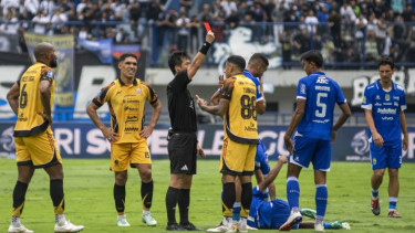 Pemain Persija Jakarta, Bruno Tubarao menerima kartu merah