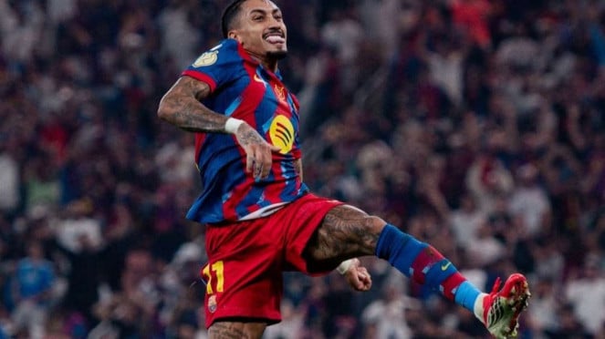 Pemain Barcelona Raphinha jebol gawang Real Madrid