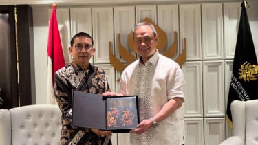 (Menbud) Fadli Zon (kiri) bersama Founder ESQ Group Ary Ginanjar