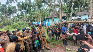 Bupati Mimika Johannes Rettob bersama Forkopimda saksikan prosesi perdamaian warga 