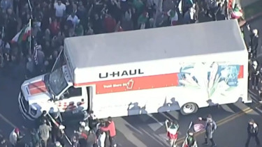 Truk menabrak demonstran Iran di Los Angeles AS