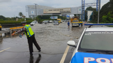 Banjir masih menggenangi Ruas Tol Sedyatmo arah Bandara Soetta