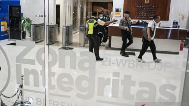 Petugas KPK bawa barang bukti usai geledah kantor pajak Jakarta Utara