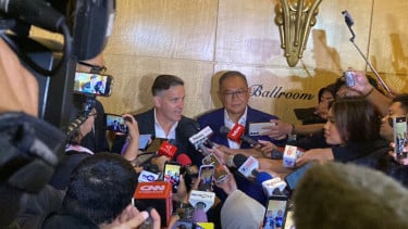 Pelatih Timnas Indonesia, John Herdman dan anggota Exco PSSI Sumardji