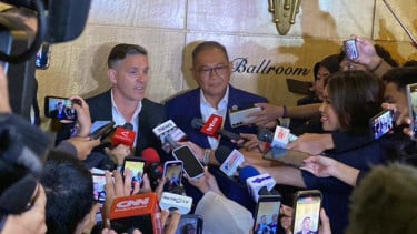 Pelatih Timnas Indonesia, John Herdman dan anggota Exco PSSI Sumardji