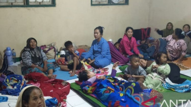 Sejumlah warga Kabupaten Tangerang mengungsi akibat banjir
