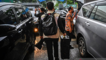 Petugas KPK membawa koper usai geledah kantor DJP Kemenkeu