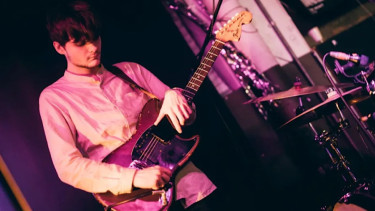 Gitaris Black Midi Matt Kwasniewski-Kelvin meninggal di usia 26 tahun.