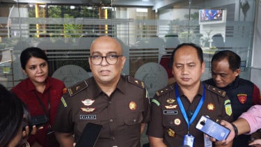 Dirdik Jampidsus Kejagung Syarief Sulaeman Nahdi (kiri)