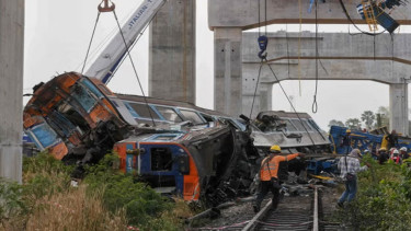 Crane ambruk menimpa kereta di provinsi Nakhon Ratchasima Thailand