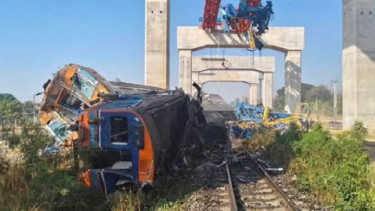 Crane ambruk menimpa kereta di provinsi Nakhon Ratchasima Thailand