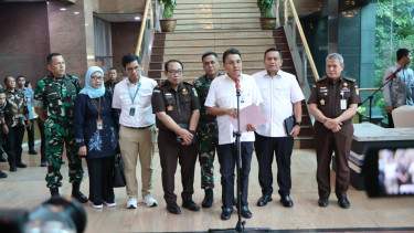Juru Bicara Satgas PKH Barita Simanjuntak (tengah)