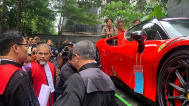 Hakim memeriksa langsung barang bukti terkait kasus CPO