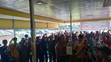 Pernyataan sikap masyarakat Desa Teluk Bayur yang dihadiri 700 warga