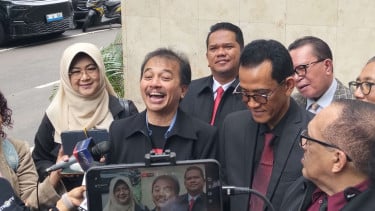 Dokter Tifa (kiri), Roy Suryo (tengah), dan Refly Harun (kanan)