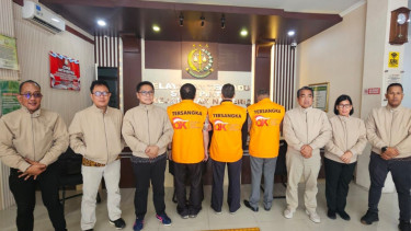 OJK Serahkan Tersangka Kasus Penggoreng Saham SWAT